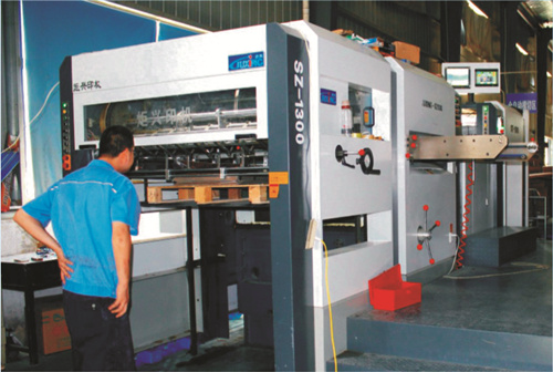 全自動(dòng)橫切機(jī)操作區(qū)